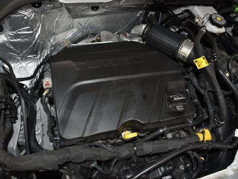 Used 2025 Chevrolet Trax LT FWD image 7
