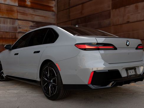 Used 2023 BMW 740i w/ Executive Package image 10