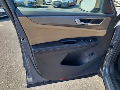 Used 2024 Volkswagen Atlas Cross Sport SE w/ Panoramic Sunroof Package FWD image 17
