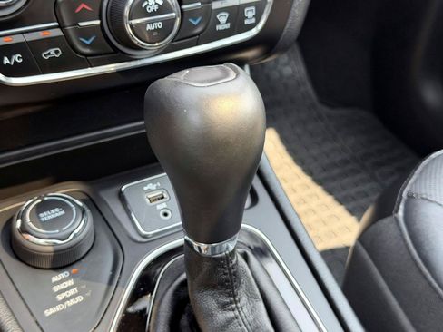 Used 2019 Jeep Cherokee Limited AWD/4WD image 32
