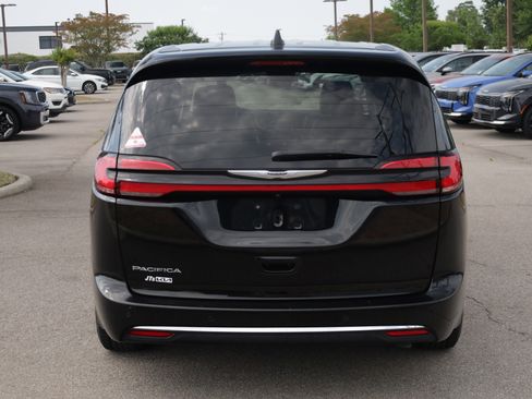 Used 2024 Chrysler Pacifica Touring-L FWD image 4