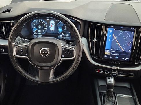 Used 2018 Volvo XC60 T6 Momentum w/ Convenience Package image 27