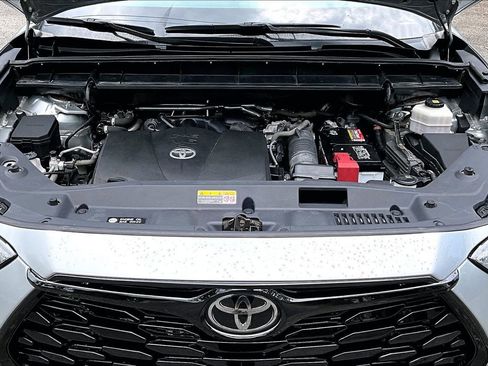Used 2021 Toyota Highlander XLE AWD/4WD image 31
