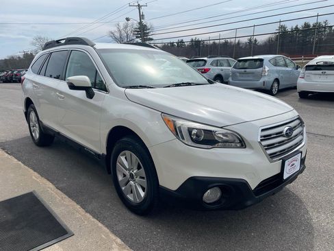 Used 2017 Subaru Outback 2.5i Premium image 3
