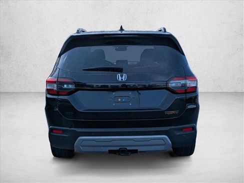 Used 2025 Honda Pilot TrailSport image 7