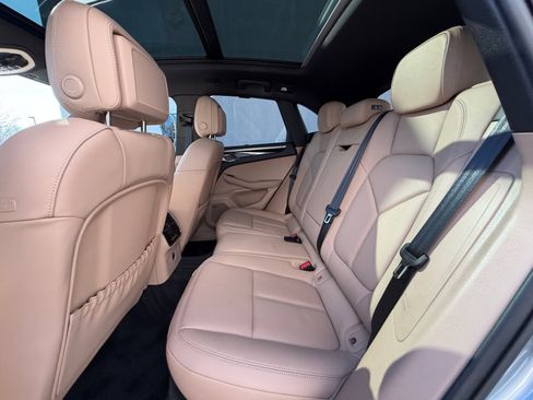 Certified 2025 Porsche Macan AWD/4WD image 21