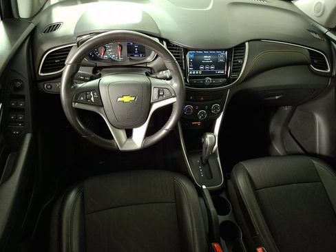 Used 2019 Chevrolet Trax LT w/ LT Convenience Package FWD image 2
