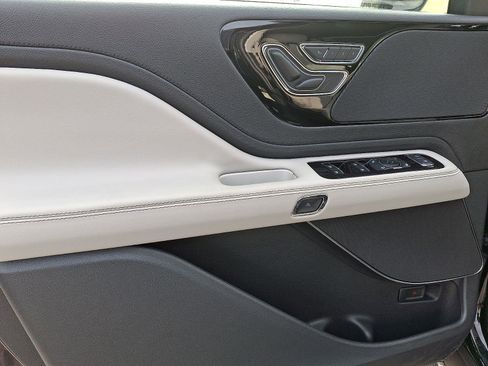 New 2026 Lincoln Aviator AWD image 10