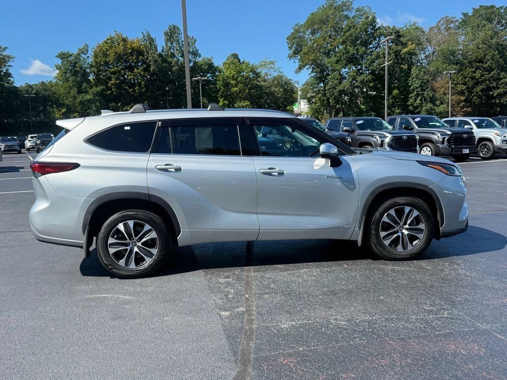 Used 2021 Toyota Highlander XLE AWD/4WD image 9