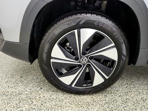 Used 2025 Volkswagen Taos SE AWD/4WD image 9