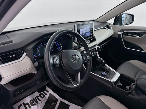 Used 2019 Toyota RAV4 Limited image 9