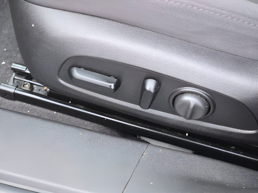 Used 2017 Chevrolet Malibu LT FWD image 27