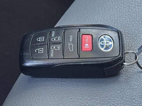 Used 2025 Toyota Sienna XLE FWD image 18