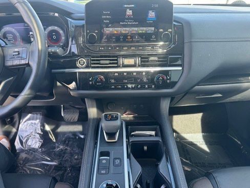 Used 2024 Nissan Pathfinder Platinum image 17