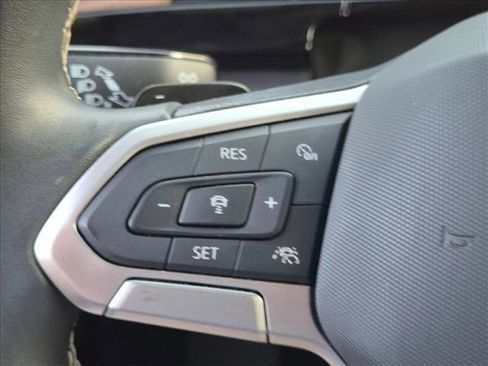 Used 2024 Volkswagen Atlas SE w/ Panoramic Sunroof Package FWD image 12