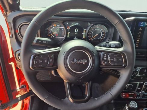 Used 2025 Jeep Wrangler Unlimited Rubicon AWD/4WD image 7