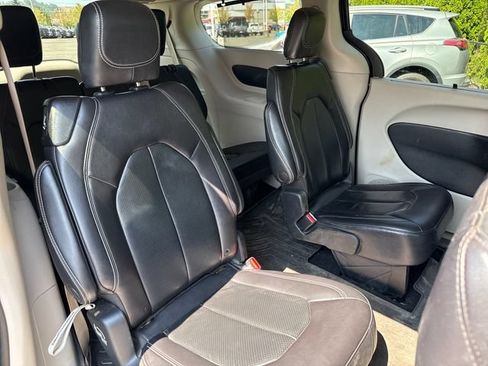 Used 2022 Chrysler Pacifica Touring-L FWD image 20