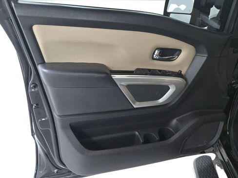 Used 2016 Nissan Titan SV image 19