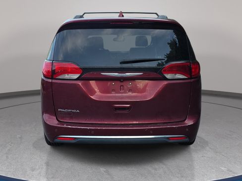 Used 2017 Chrysler Pacifica Touring-L w/ Tire & Wheel Group FWD image 2
