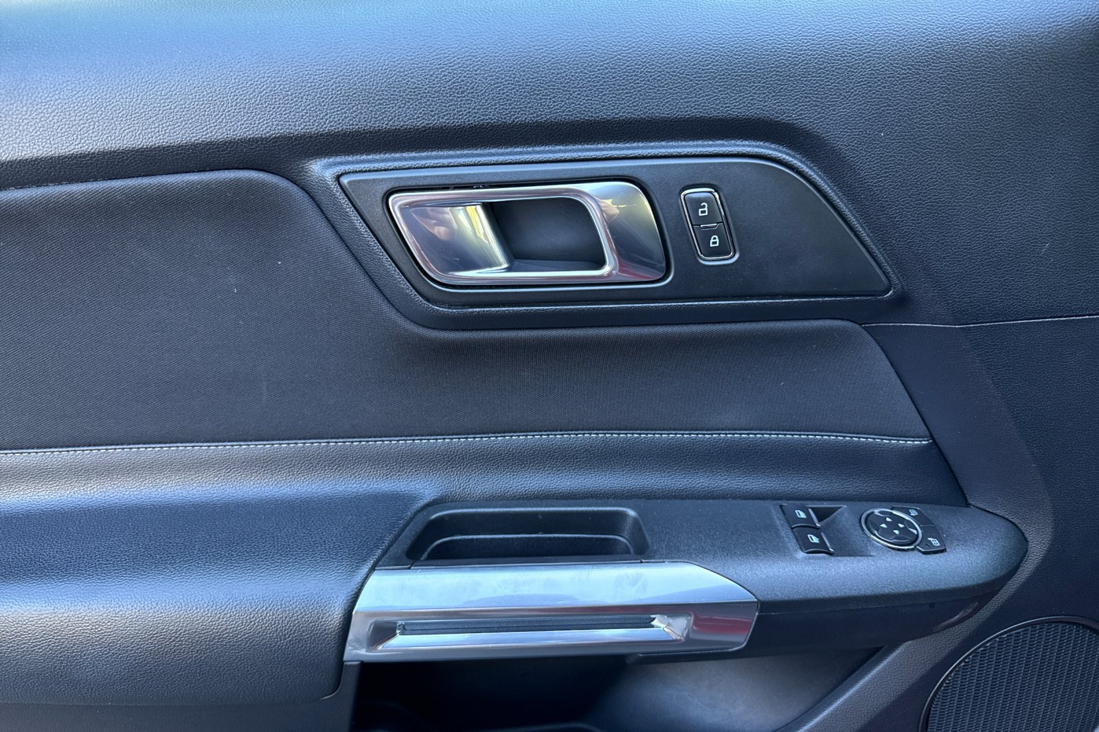 Used 2018 Ford Mustang Coupe RWD image 11