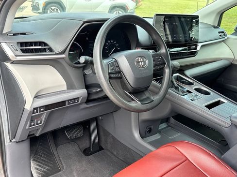 Used 2024 Toyota Sienna LE w/ LE Plus Package FWD image 11