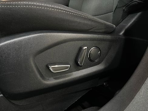 Used 2018 Ford Explorer XLT w/ Equipment Group 201A AWD/4WD image 16