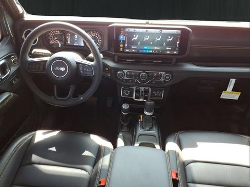 Used 2025 Jeep Gladiator Sport AWD/4WD image 16