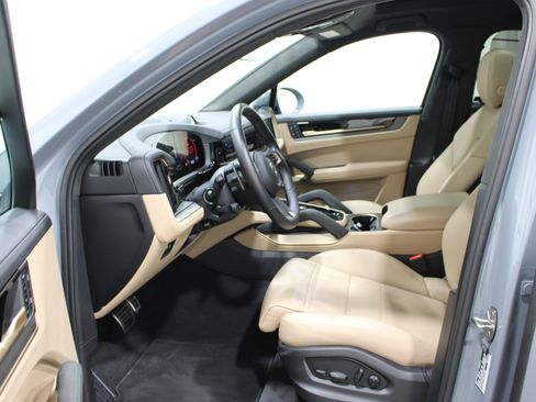 Used 2025 Porsche Cayenne Turbo AWD/4WD image 3