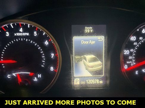 Used 2017 Toyota Camry SE image 3