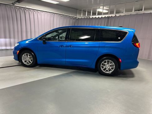 New 2026 Chrysler Pacifica Select image 4