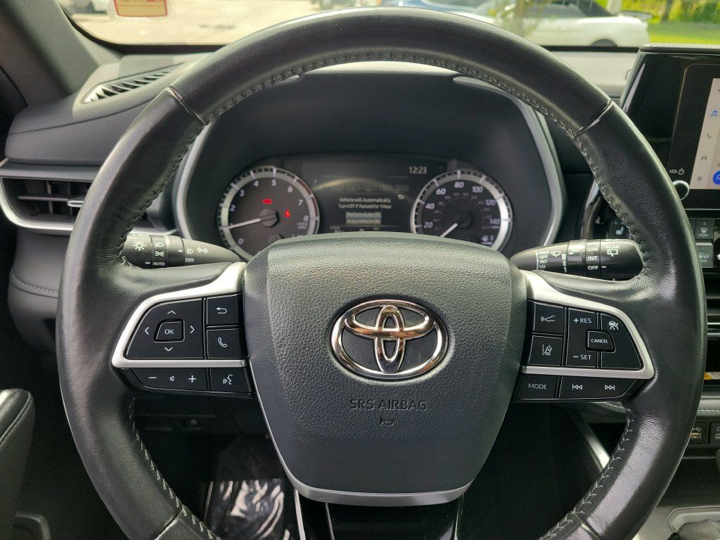 Used 2024 Toyota Highlander XSE FWD image 9