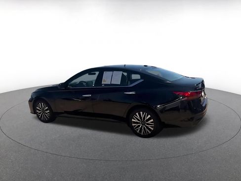 Used 2025 Nissan Altima 2.5 SV FWD image 9