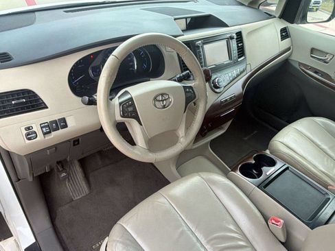 Used 2011 Toyota Sienna XLE w/ XLE Navigation Pkg FWD image 4