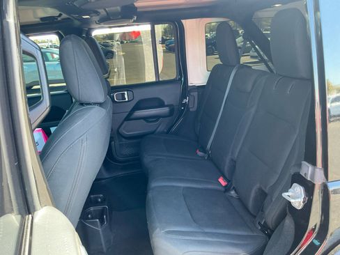 Used 2018 Jeep Wrangler Unlimited Sahara image 17