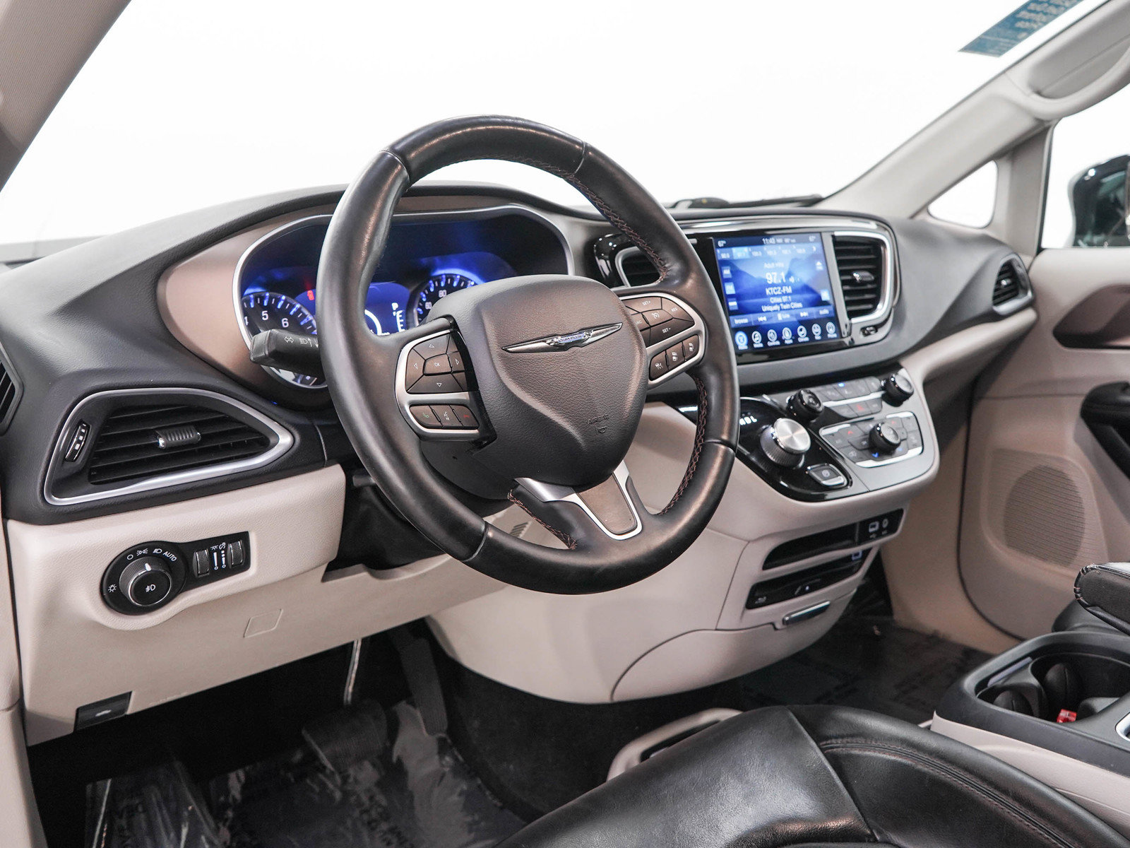 Used 2017 Chrysler Pacifica Touring-L Plus w/ Advanced Safetytec Group FWD image 26