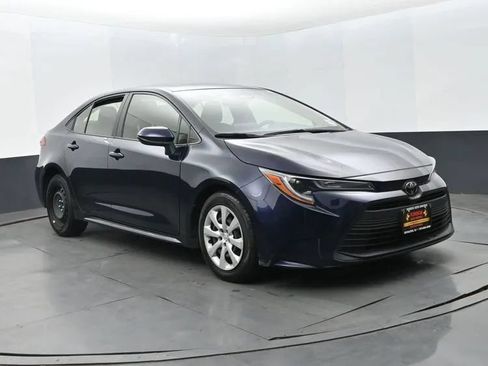 Used 2023 Toyota Corolla LE FWD image 2