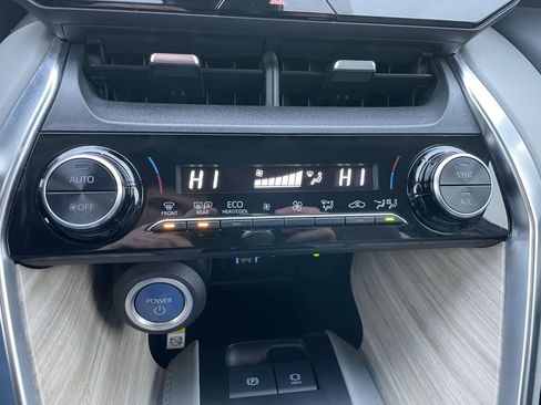 Used 2021 Toyota Venza XLE image 11