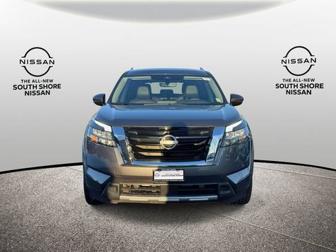 Used 2025 Nissan Pathfinder SL AWD/4WD image 2