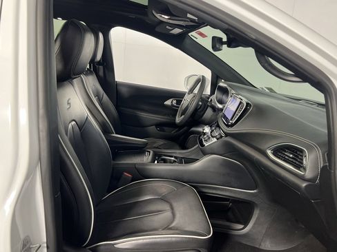 Certified 2022 Chrysler Pacifica Limited w/ Uconnect Theater Family Group image 29