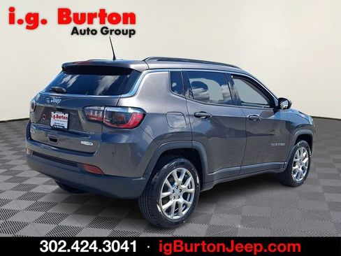 Used 2022 Jeep Compass Latitude w/ Sun and Sound Group AWD/4WD image 6