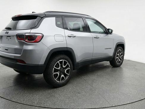 Used 2025 Jeep Compass Trailhawk AWD/4WD image 9