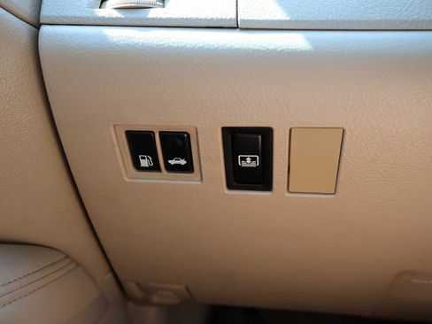 Used 2011 Toyota Avalon Limited image 34