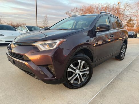 Used 2017 Toyota RAV4 LE image 1