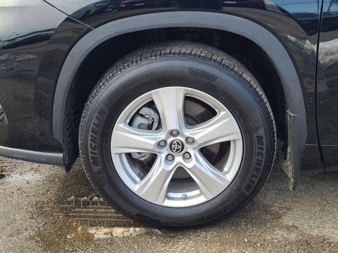Used 2024 Toyota Highlander LE AWD/4WD image 30
