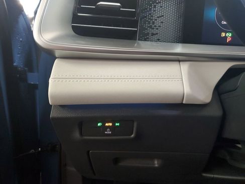 New 2025 Volkswagen Tiguan SE image 27