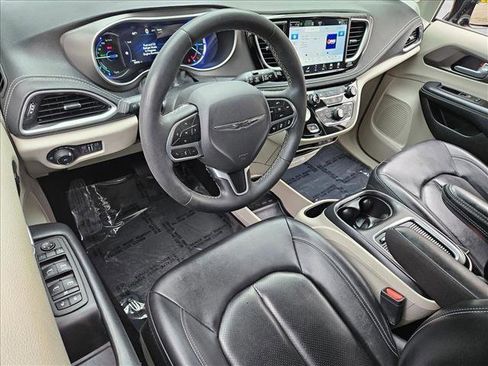 Used 2024 Chrysler Pacifica Select image 10