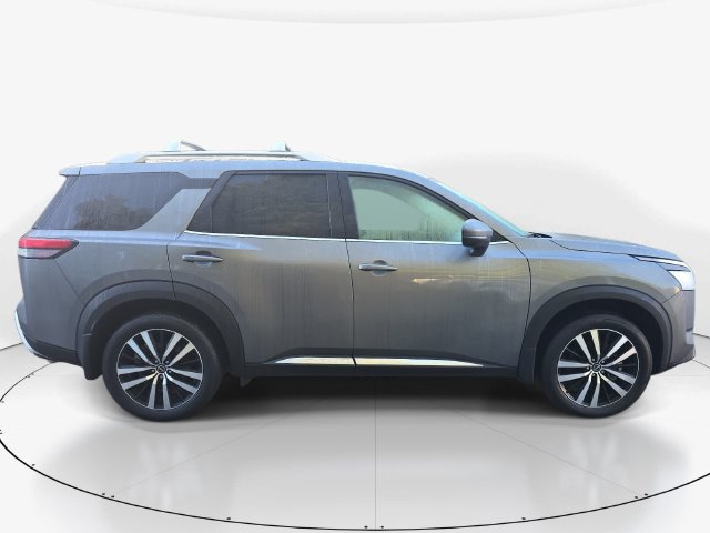 Used 2025 Nissan Pathfinder Platinum FWD image 4