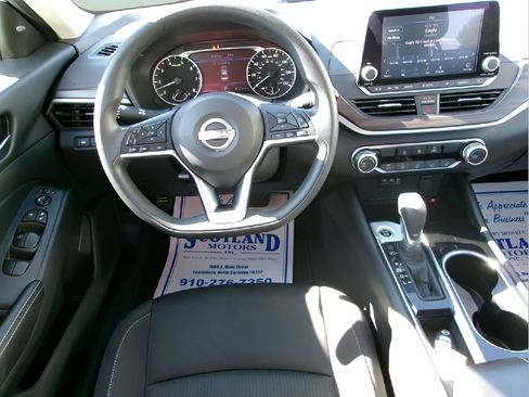 Used 2024 Nissan Altima 2.5 SV image 11