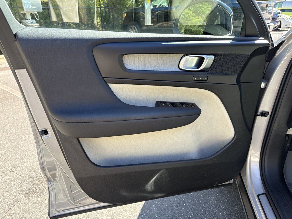 Used 2025 Volvo XC40 B5 Plus AWD/4WD image 13
