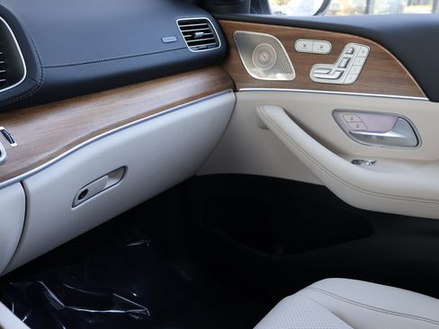 Used 2025 Mercedes-Benz GLS 450 4MATIC image 47